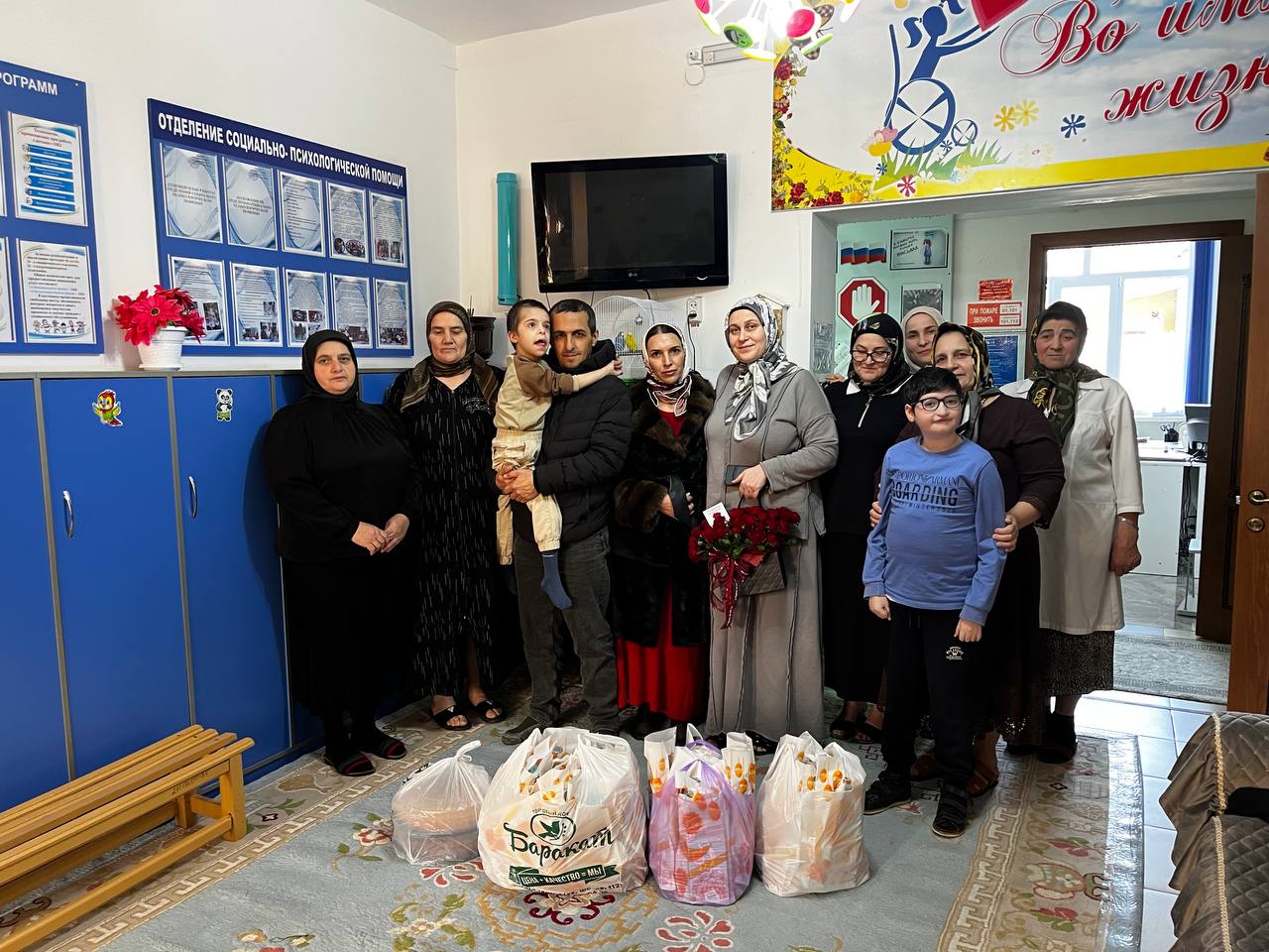 Встреча отца и сына: Участник СВО приехал для встречи с сыном, проходящим курс реабилитации.